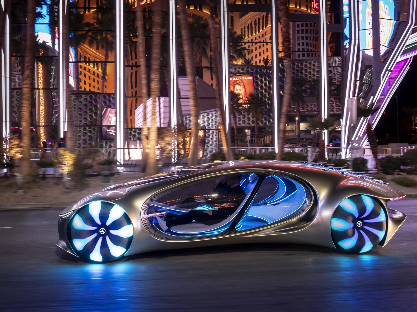 Автомобиль Mercedes-Benz VISION AVTR, 2020 года с неоновыми колесами
