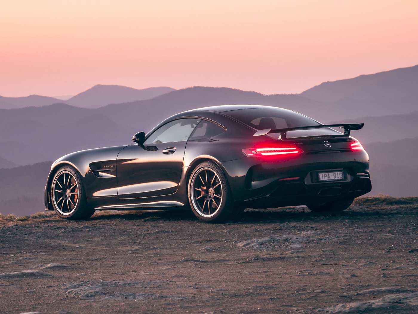 Черный автомобиль Mercedes-AMG GT R 2020 года на фоне гор 