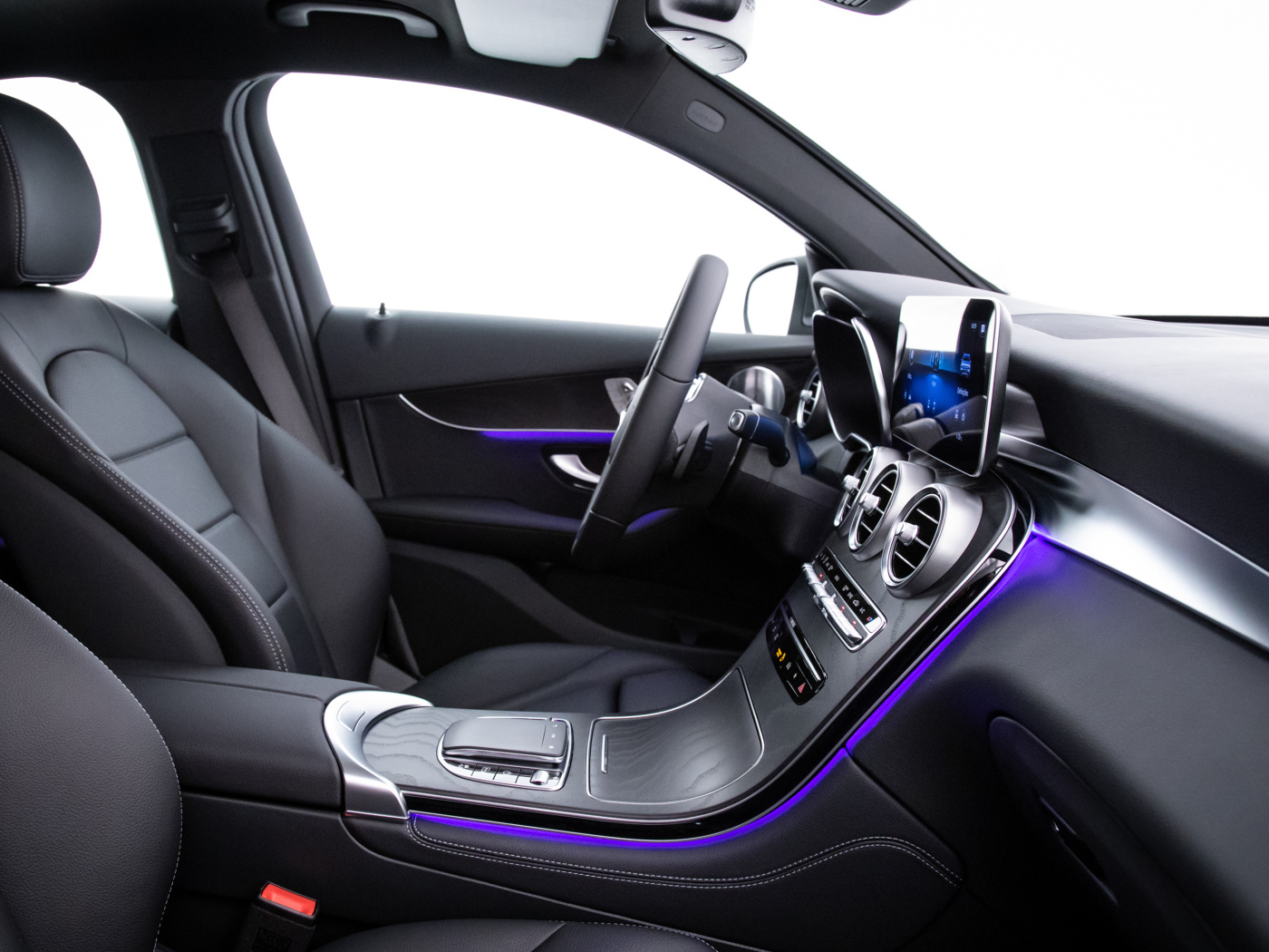 Черный кожаный салон автомобиля Mercedes-Benz GLC 300, 2019 года