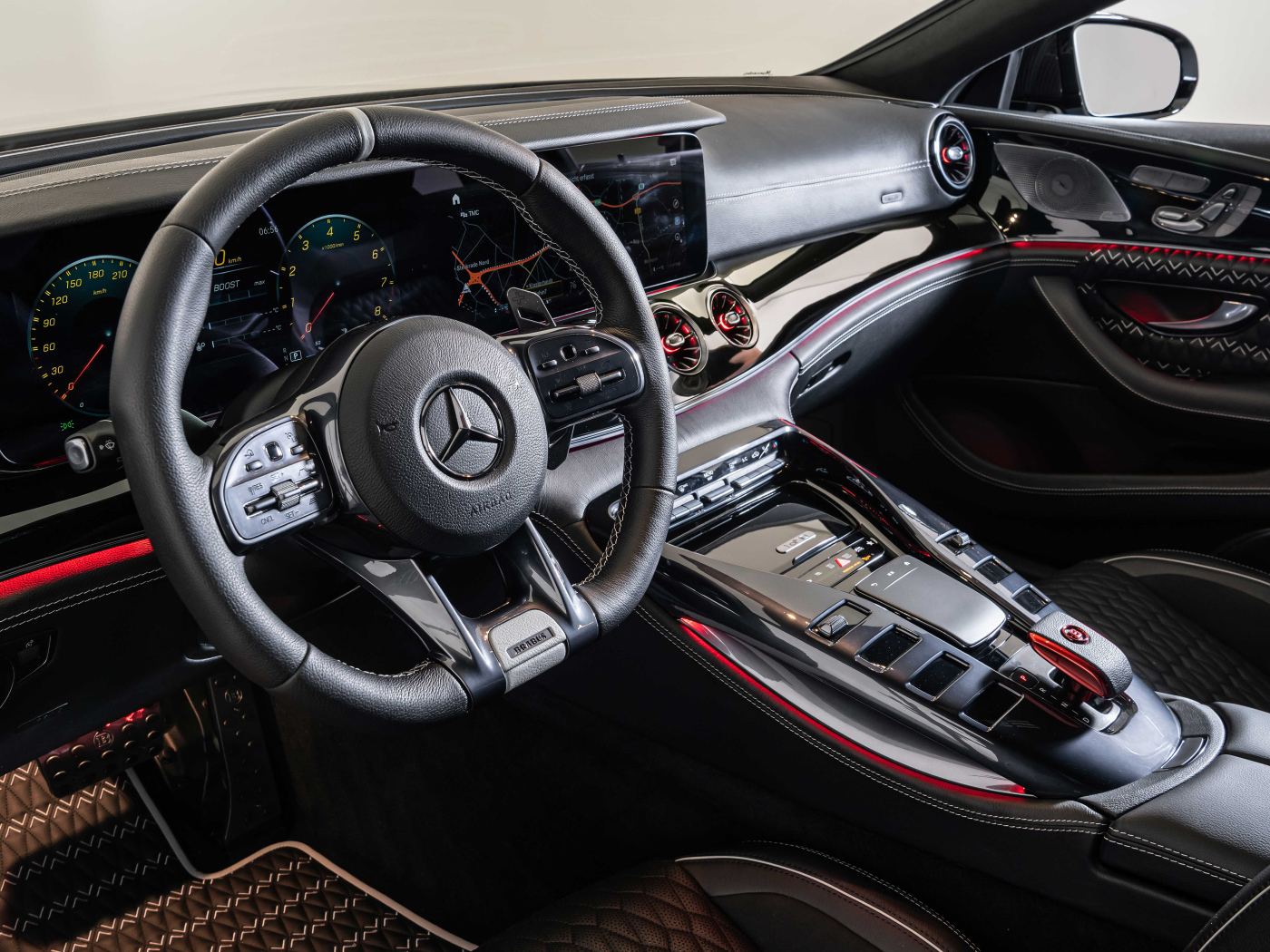 Черный кожаный салон автомобиля Brabus Rocket 900 One Of Ten Mercedes-AMG GT 63 S 4MATIC+