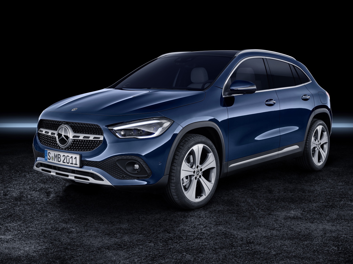 Автомобиль Mercedes-Benz GLA 250 4MATIC Progressive Line Edition 1 2020 года на черном фоне