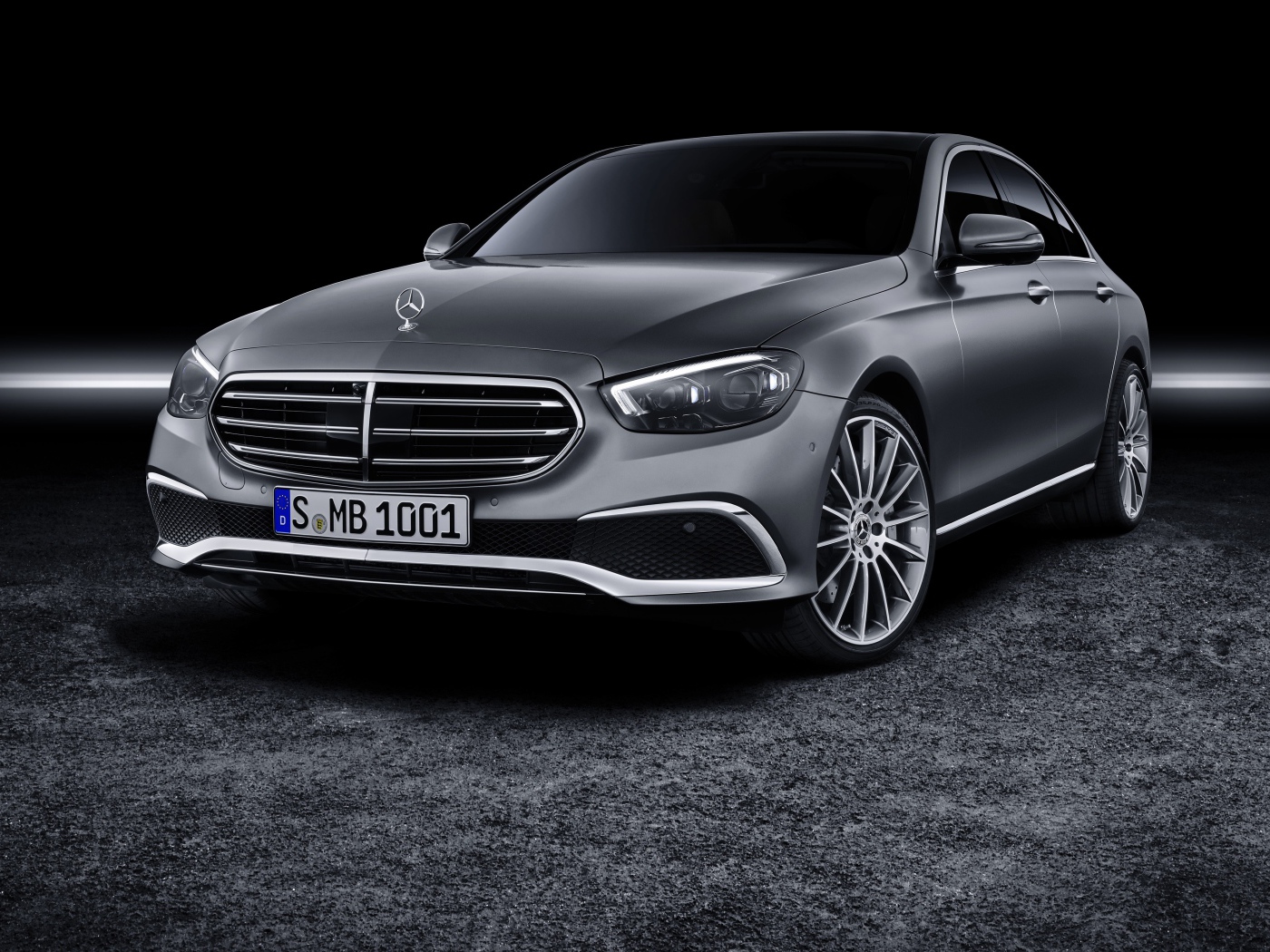 Серый автомобиль Mercedes-Benz E-Klasse 2020 года на черном фоне