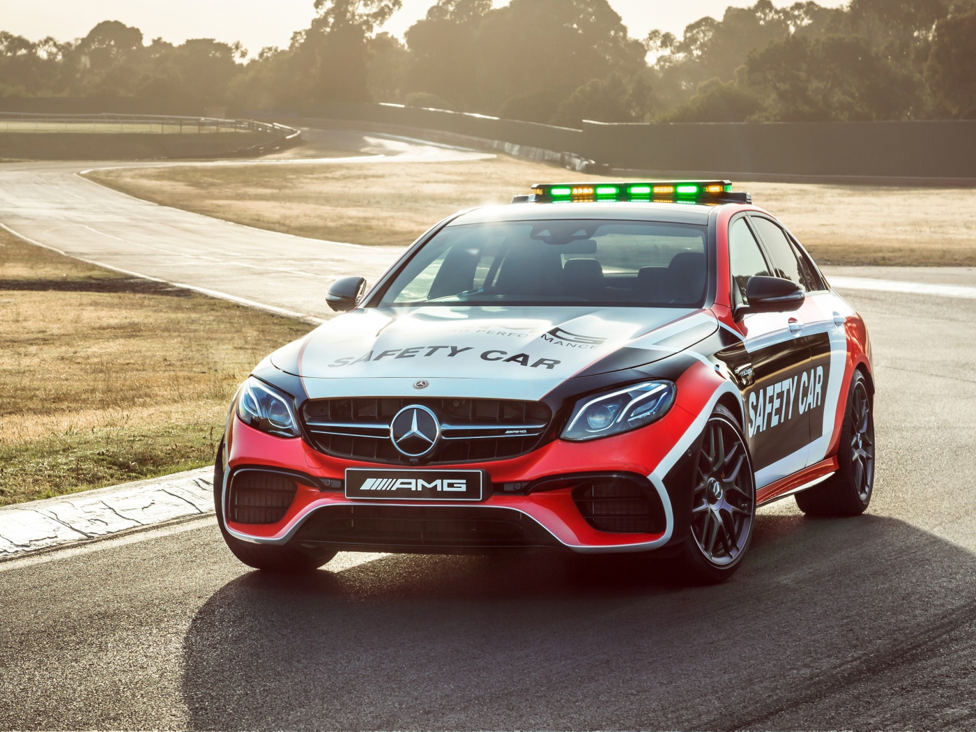 Гоночный автомобиль Mercedes-AMG E 63 S на трассе 