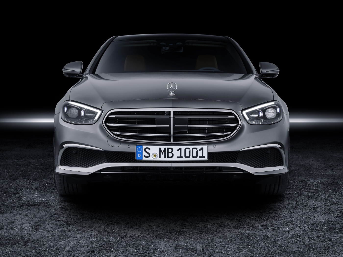 Серебристый автомобиль Mercedes-Benz E-Klasse, 2020 года вид спереди