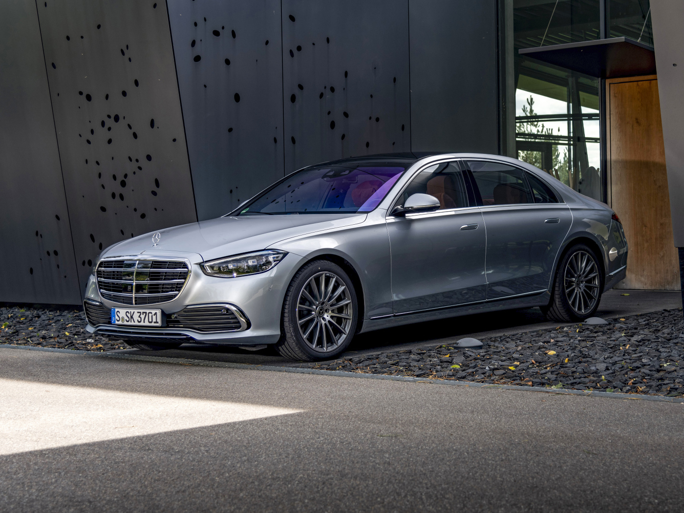 Стильный Mercedes-Benz S 400 D 4MATIC 2020 года у гаража