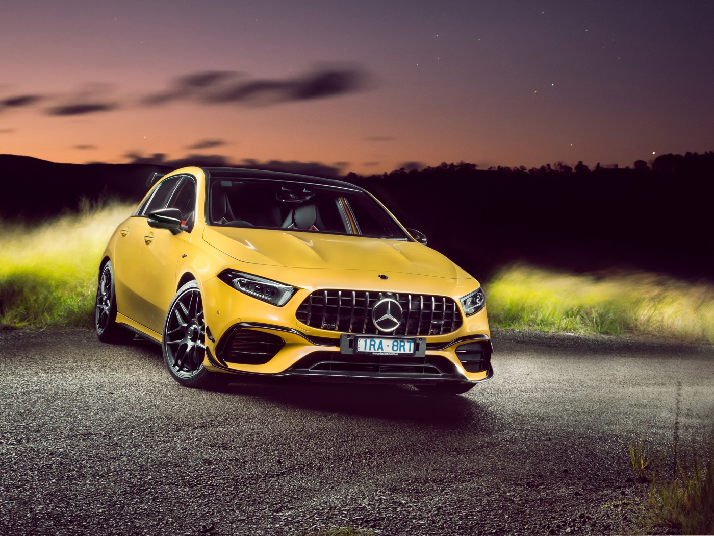 Желтый автомобиль Mercedes-AMG A 45 S 4MATIC Aerodynamic Package 2020 года ночью 