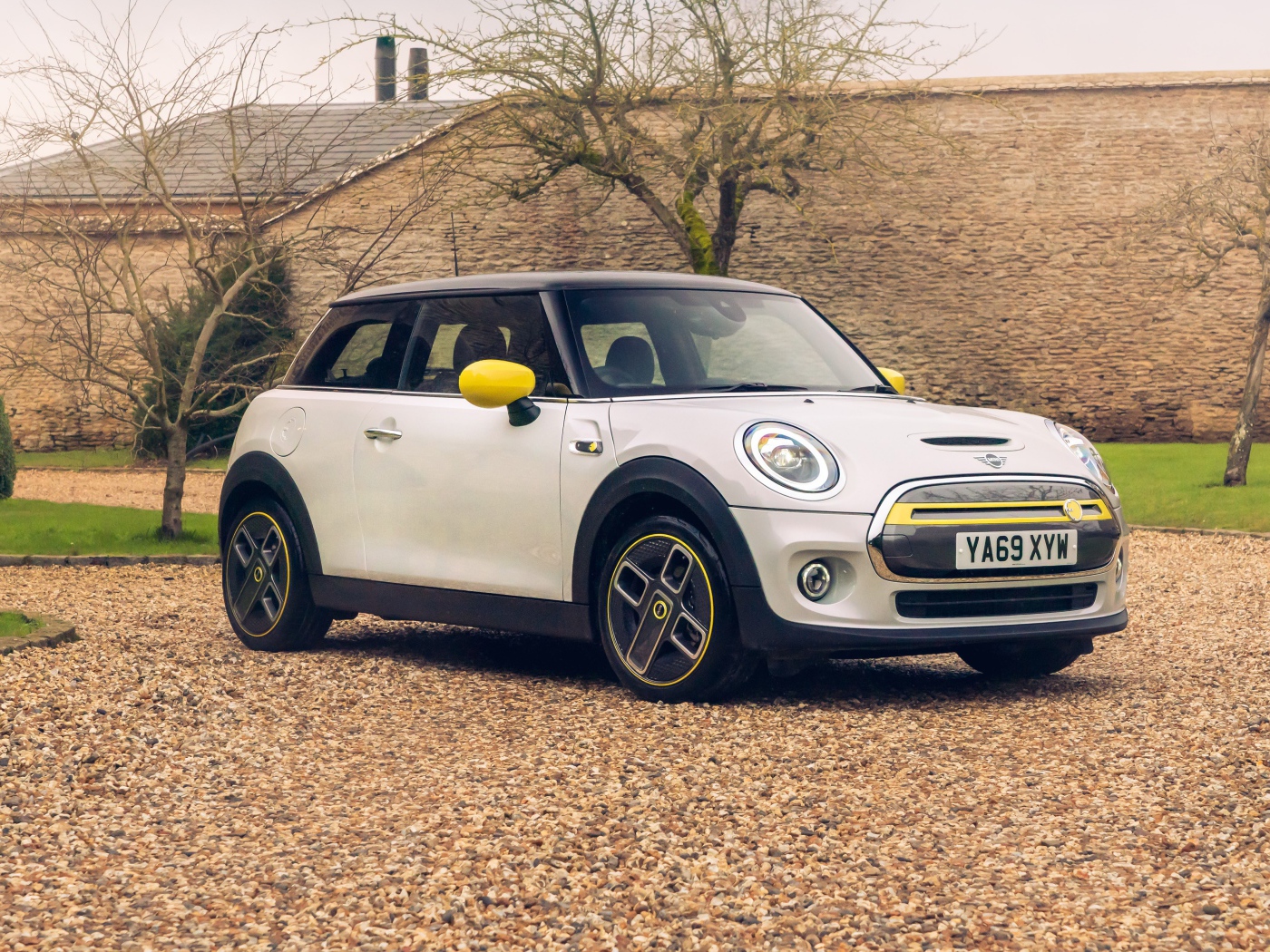 Автомобиль MINI Cooper SE Level 2 2020 года у дома