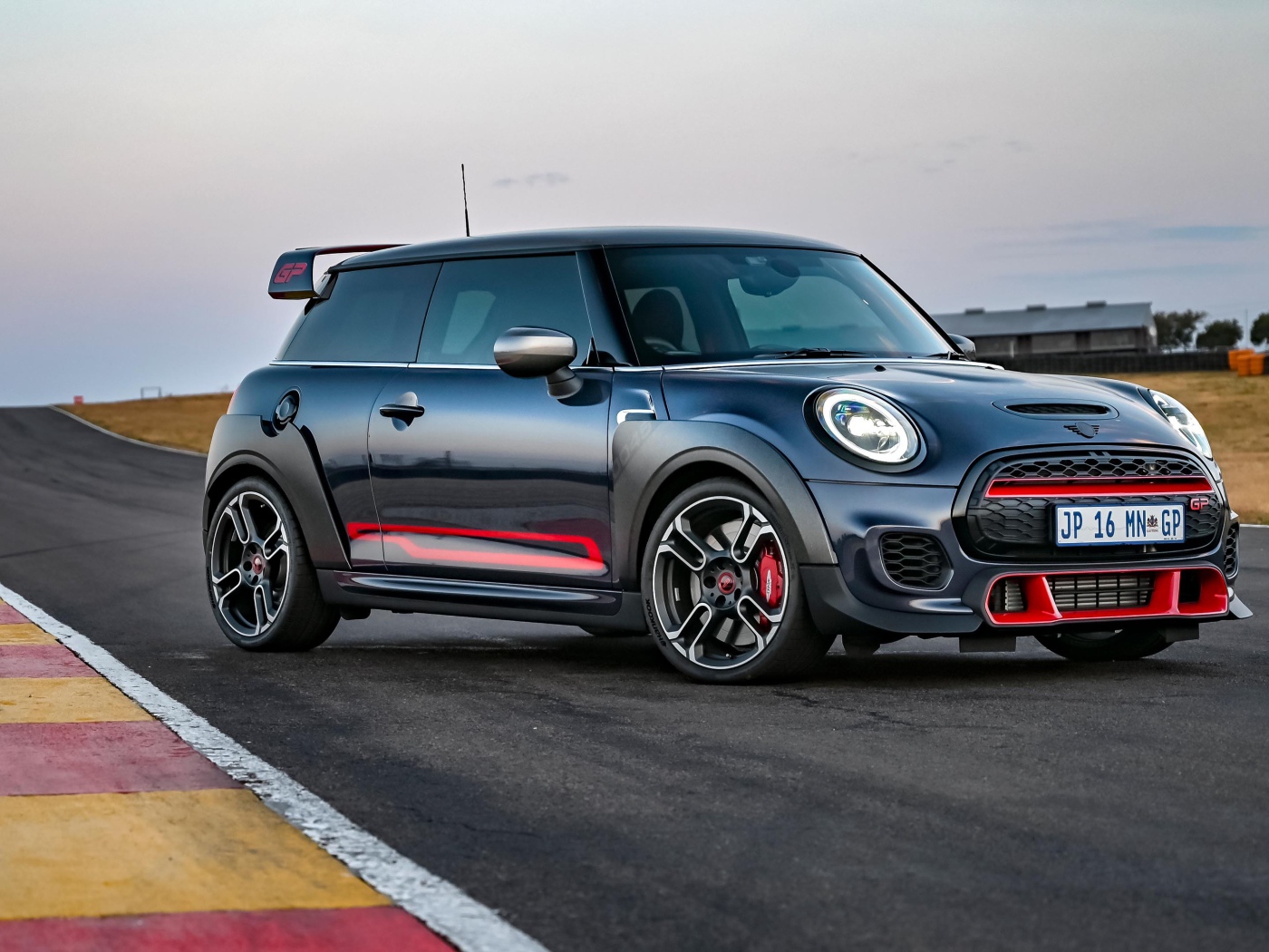 Автомобиль MINI John Cooper Works GP 2020 года на дороге