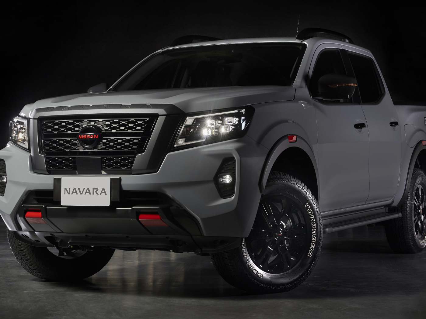 Пикап Nissan Navara PRO-4X 2021 года на черном фоне