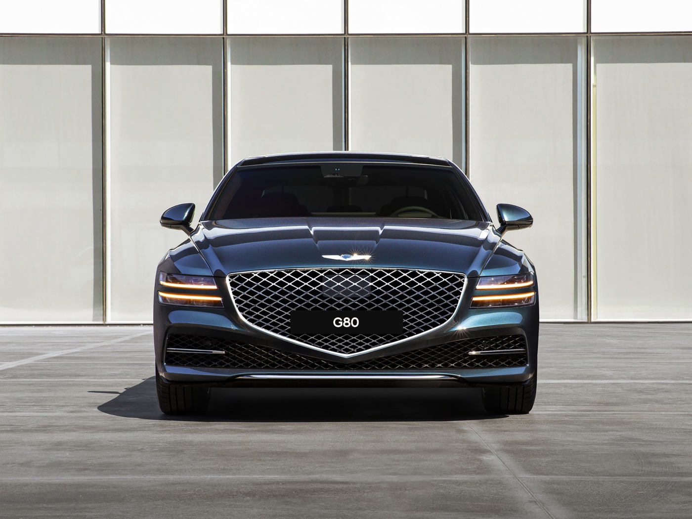 Автомобиль Genesis G80 AWD 2020 года в лучах солнца