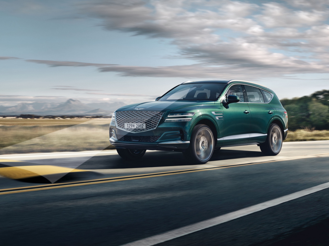 Внедорожник Genesis GV80 2020 года на трассе 