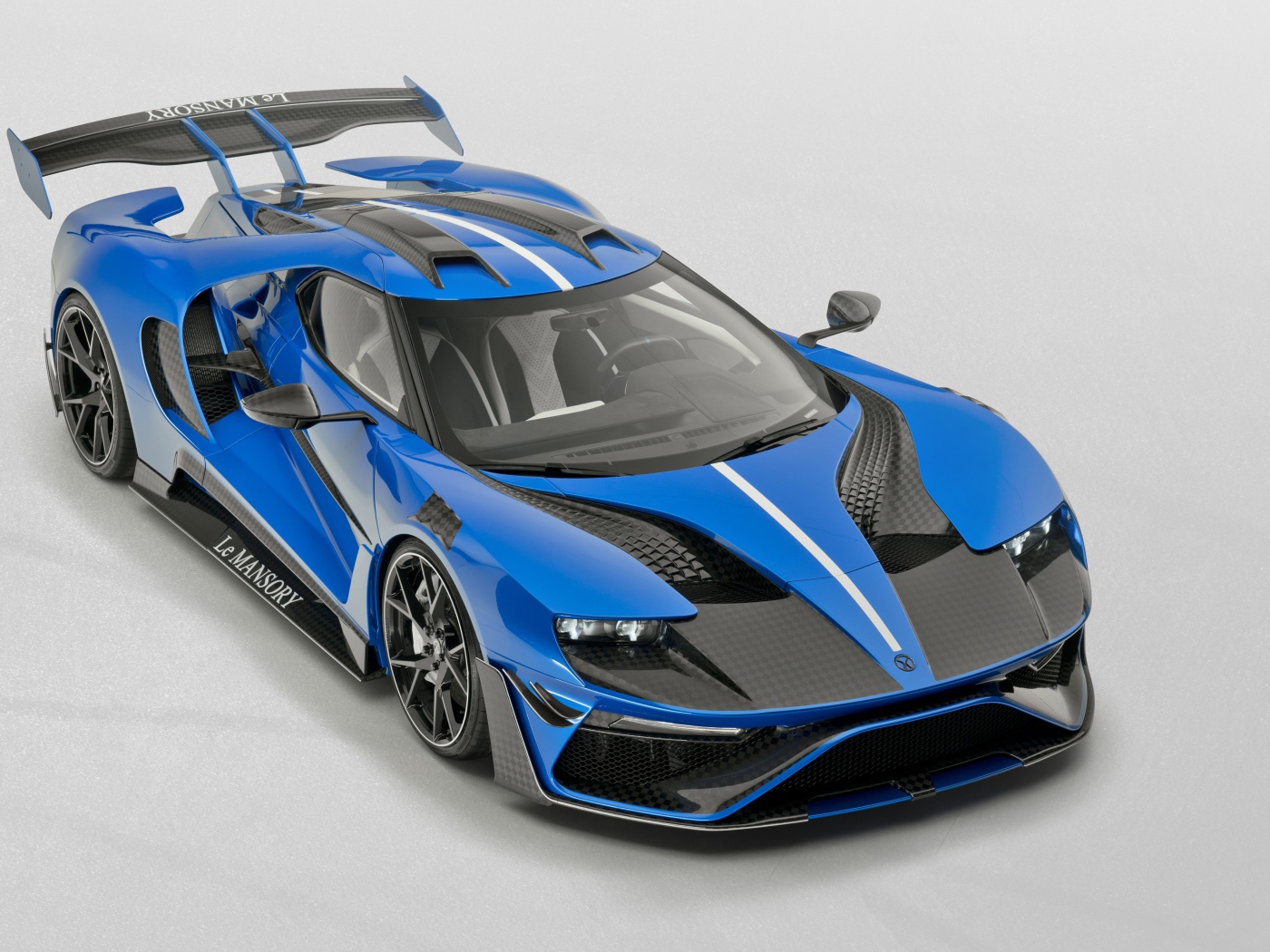 Спортивный автомобиль Mansory Le MANSORY 2020 года на сером фоне