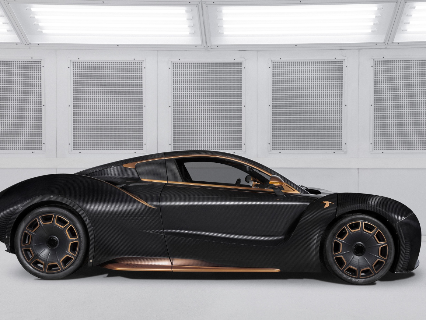 Черный автомобиль Hispano-Suiza Carmen Boulogne 2020 года вид сбоку 