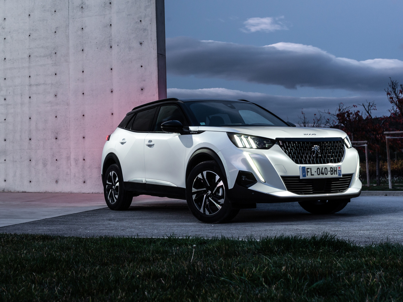 Внедорожник Peugeot 2008 GT Line 2019 года у стены 