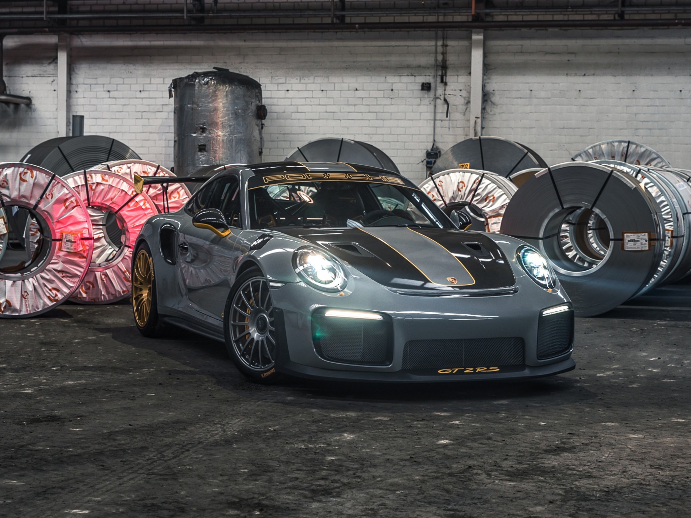 Спортивный автомобиль Porsche 911 GT2 RS 2020 года 