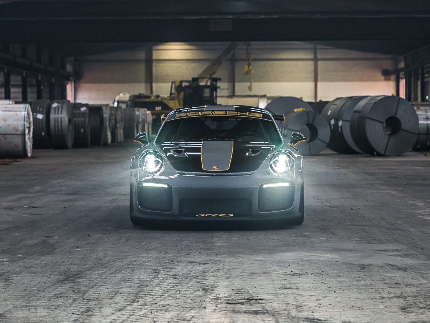 Автомобиль  Porsche 911 GT2 RS 2020 года с включенными фарами