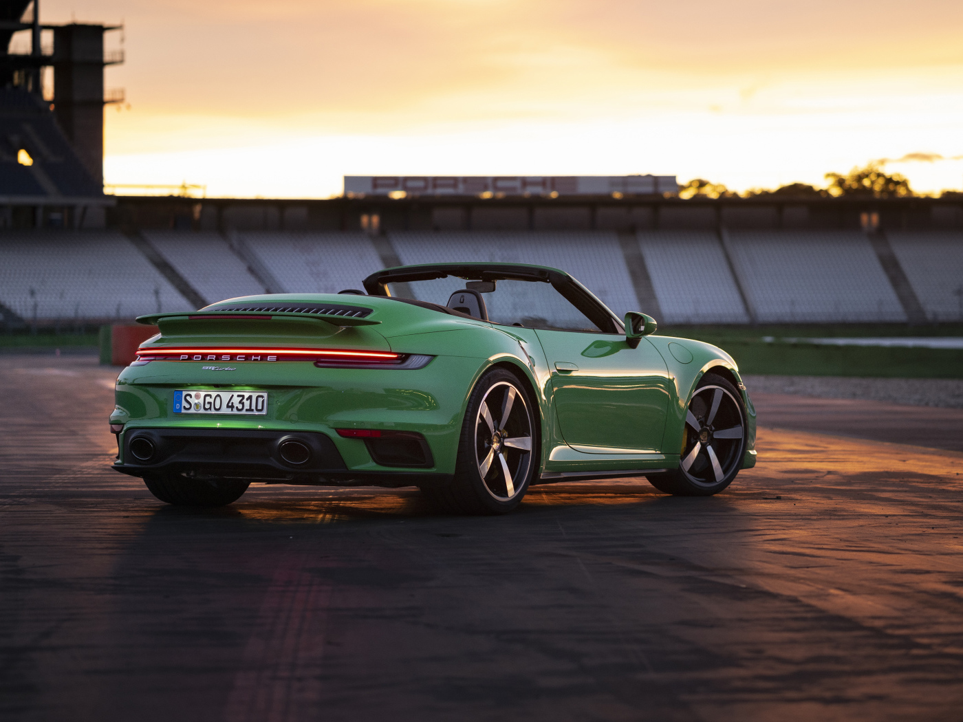Зеленый автомобиль Porsche 911 Turbo Cabriolet 2020 года вид сзади