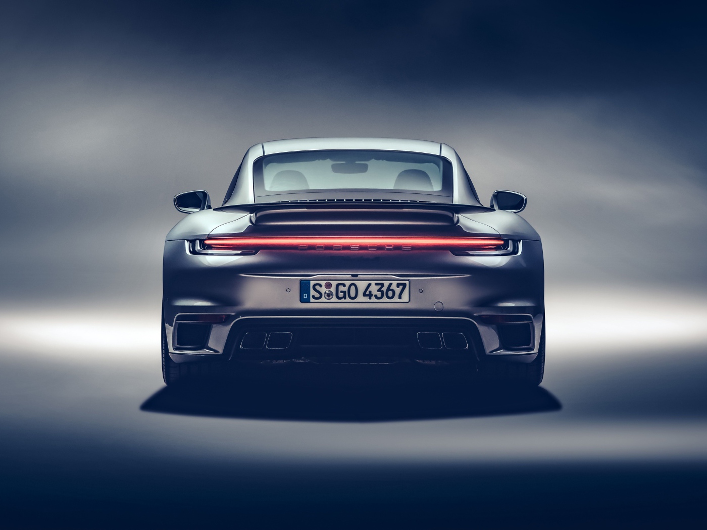 Автомобиль Porsche 911 Turbo S 2020 года вид сзади 