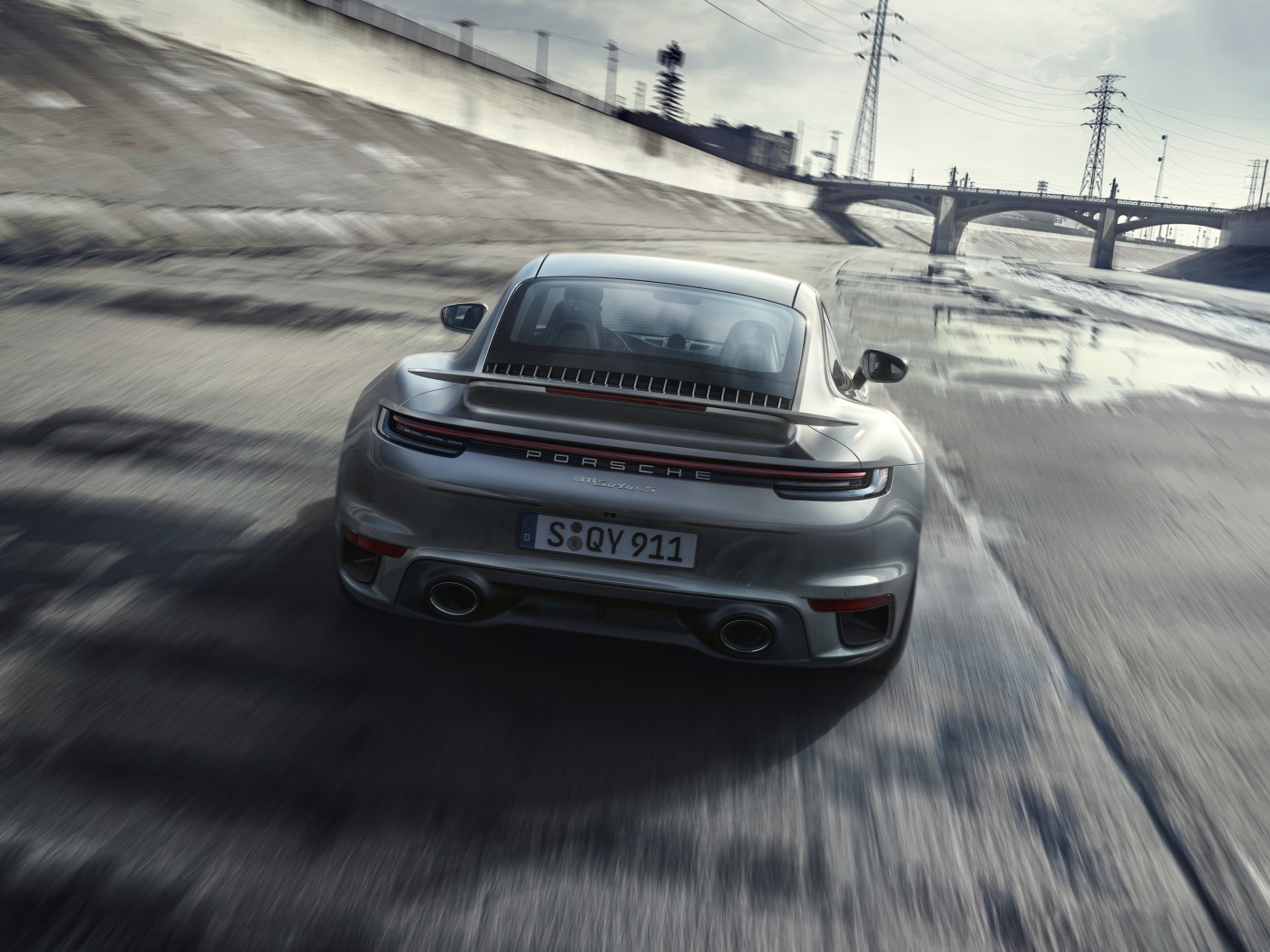 Автомобиль Porsche 911 Turbo S 2020 года на трассе 