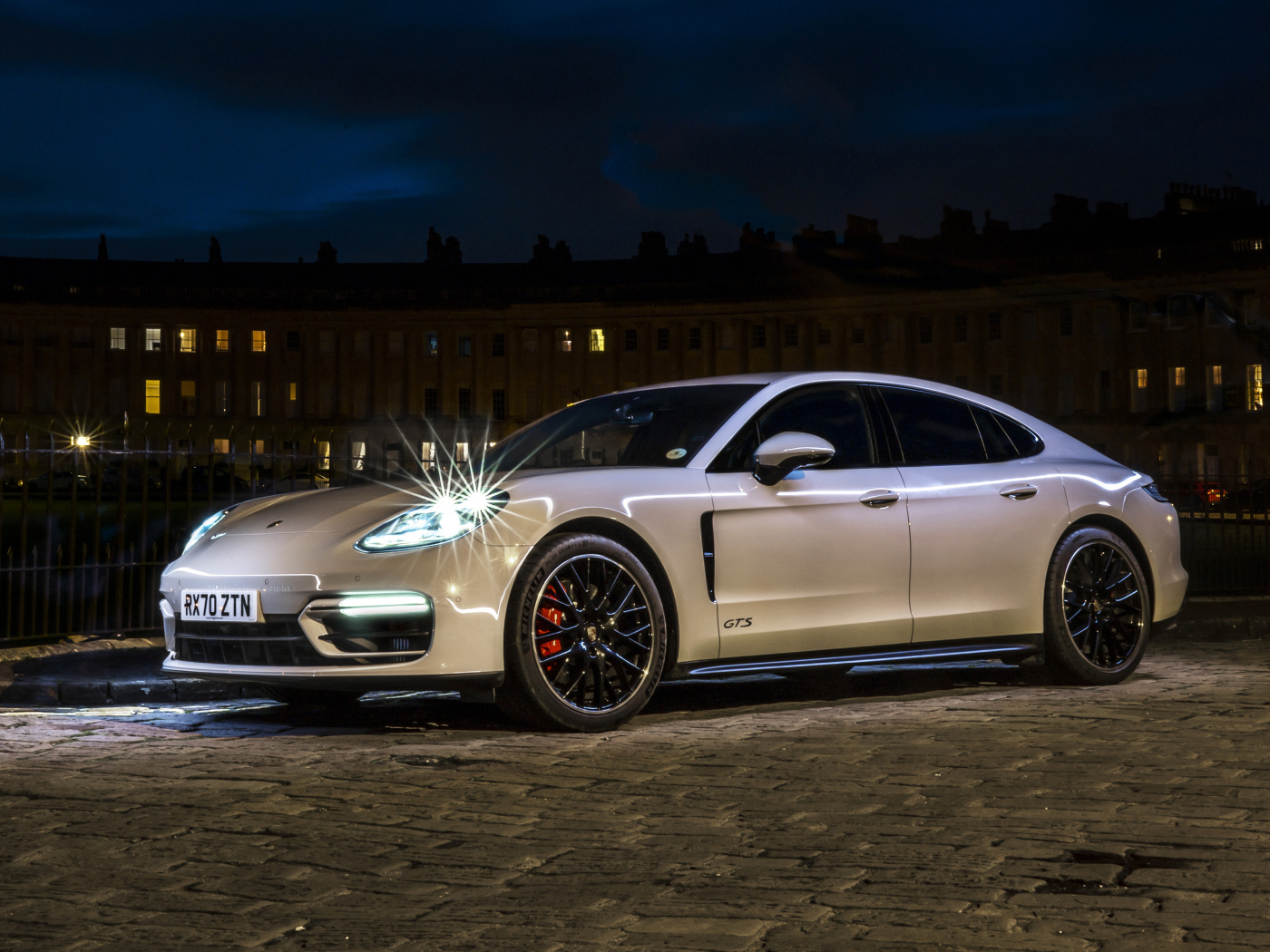 Автомобиль Porsche Panamera GTS 2020 года на улице ночью