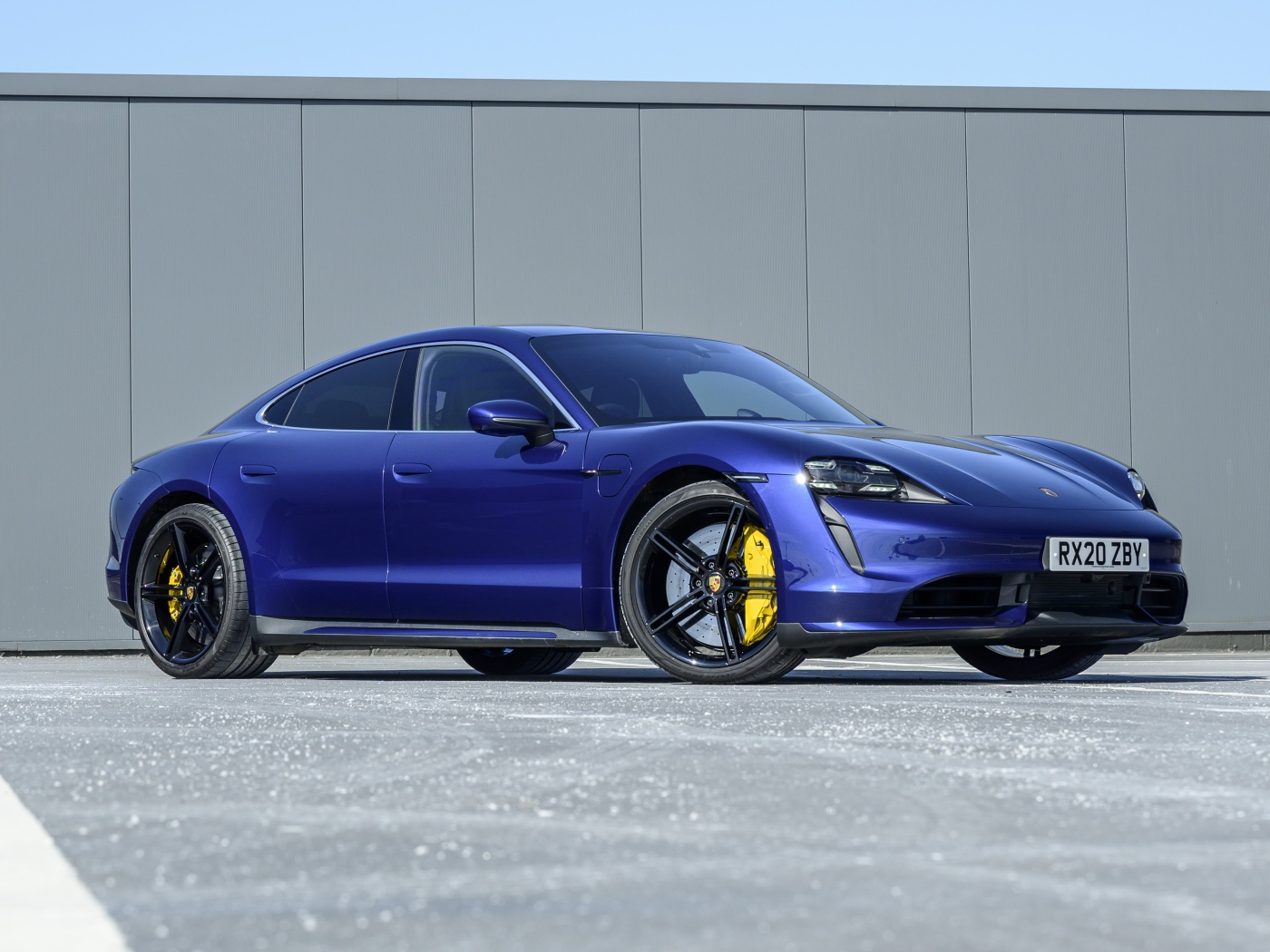 Синий автомобиль Porsche Taycan Turbo 2020 года 