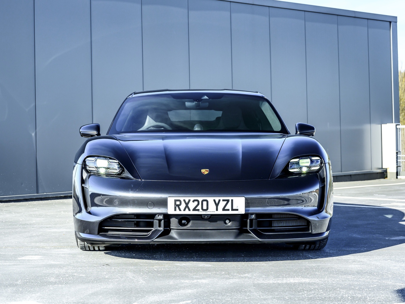 Автомобиль Porsche Taycan Turbo 2020 года вид спереди