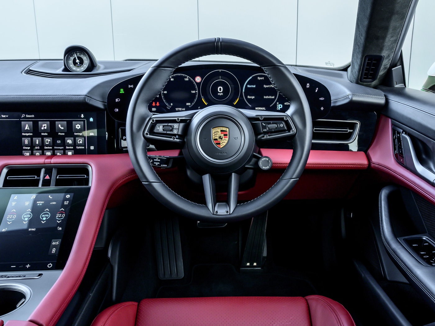 Салон автомобиля Porsche Taycan Turbo S 2020 года 