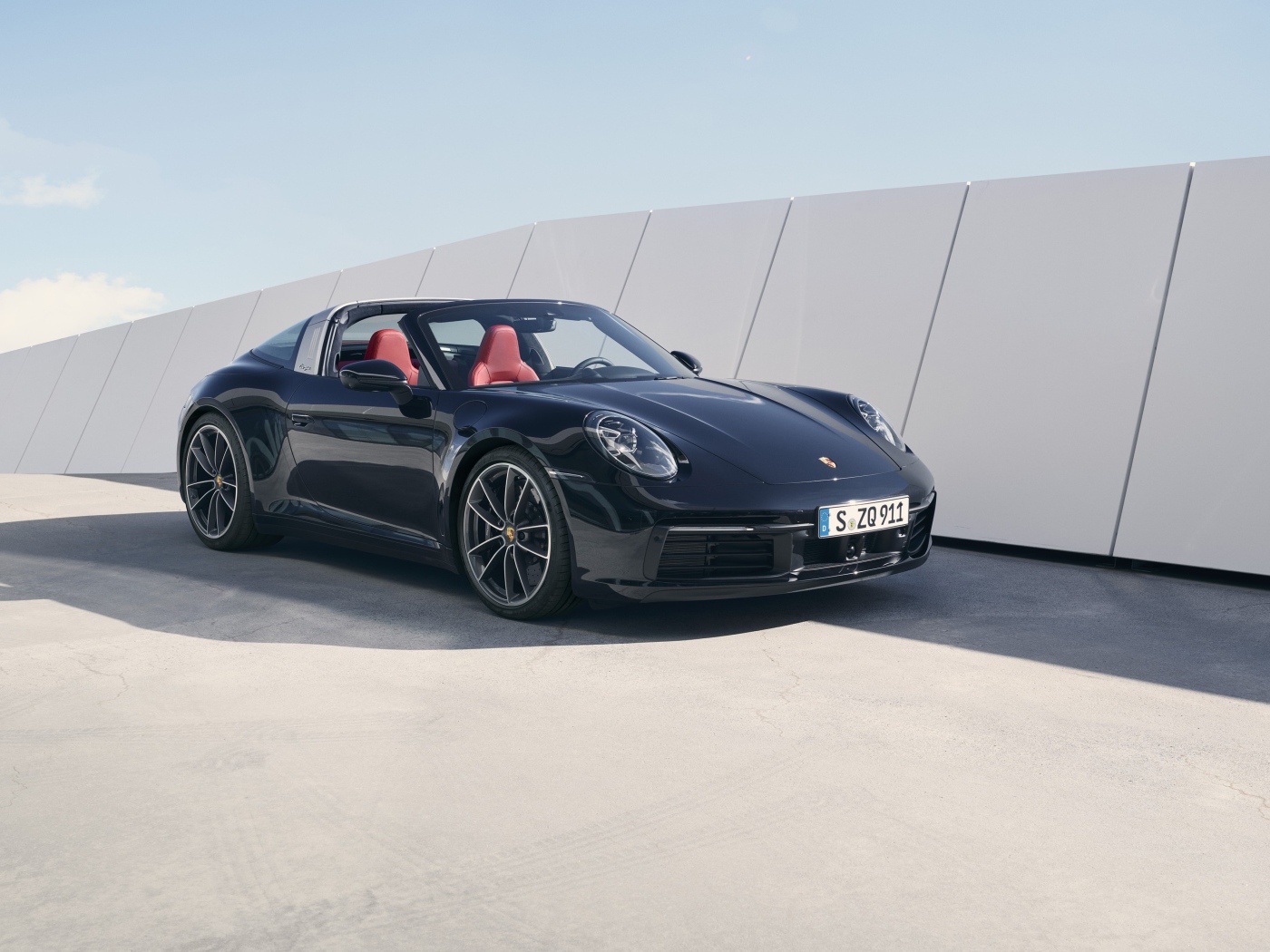 Черный Porsche 911 Targa 4S 2020 года в лучах солнца
