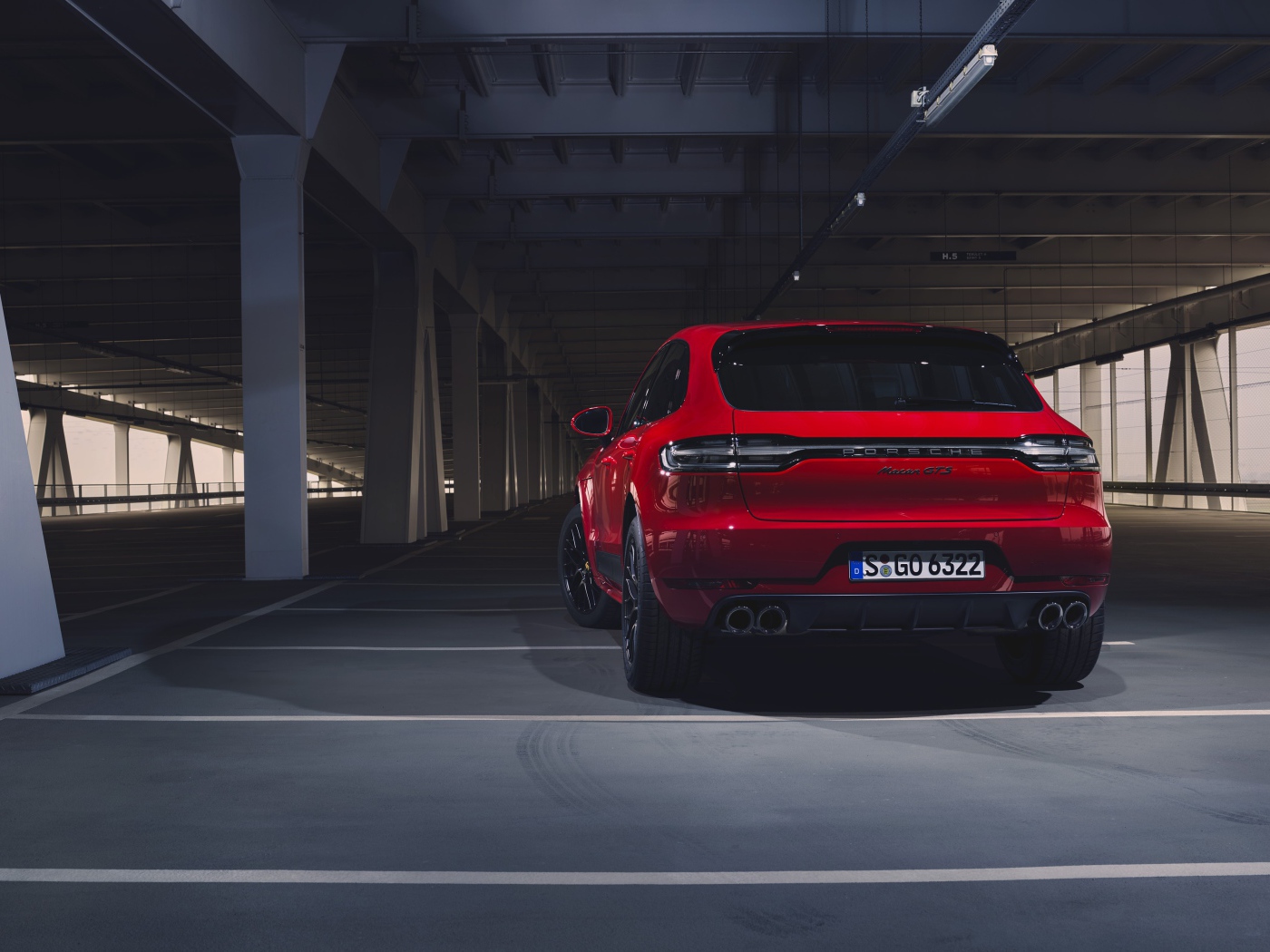 Красный внедорожник Porsche Macan GTS 2020 года на парковке