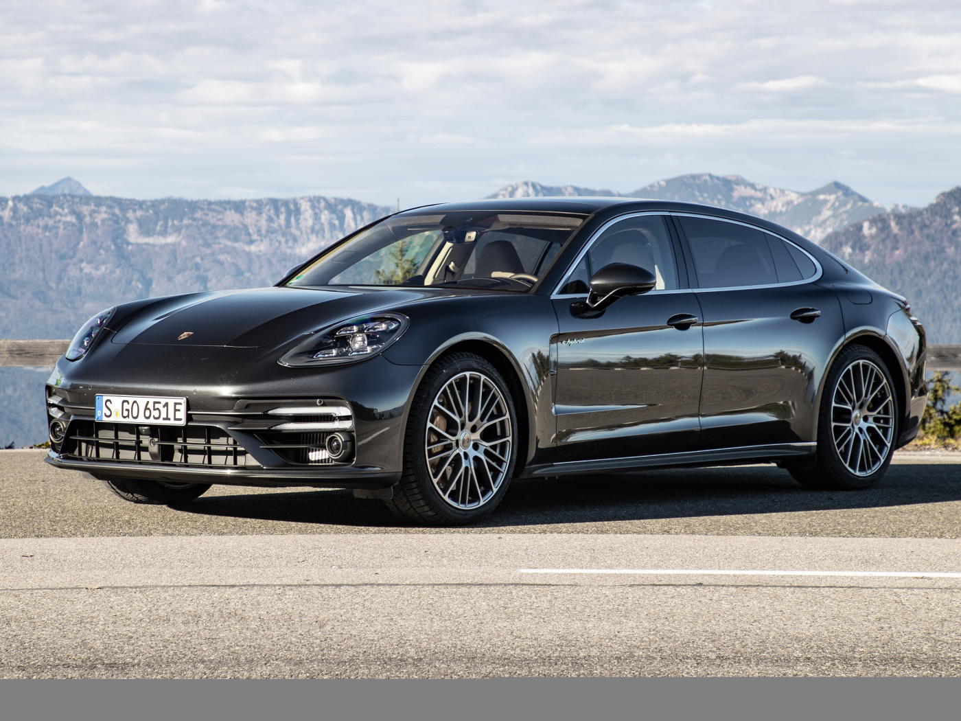 Автомобиль Porsche Panamera Turbo S E-Hybrid Executive 2021 года на фоне гор
