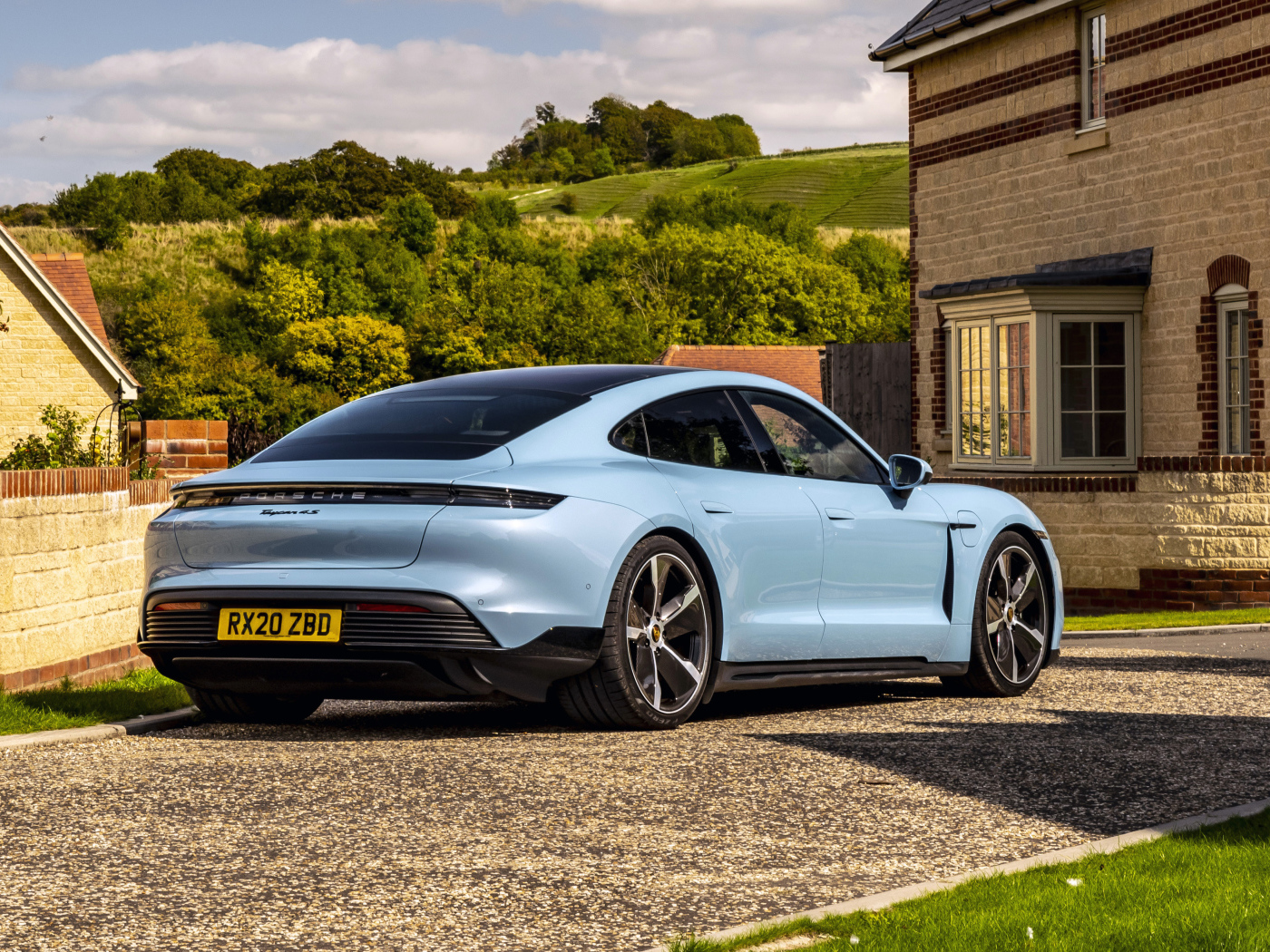 Автомобиль Porsche Taycan 4S 2021 года у дома