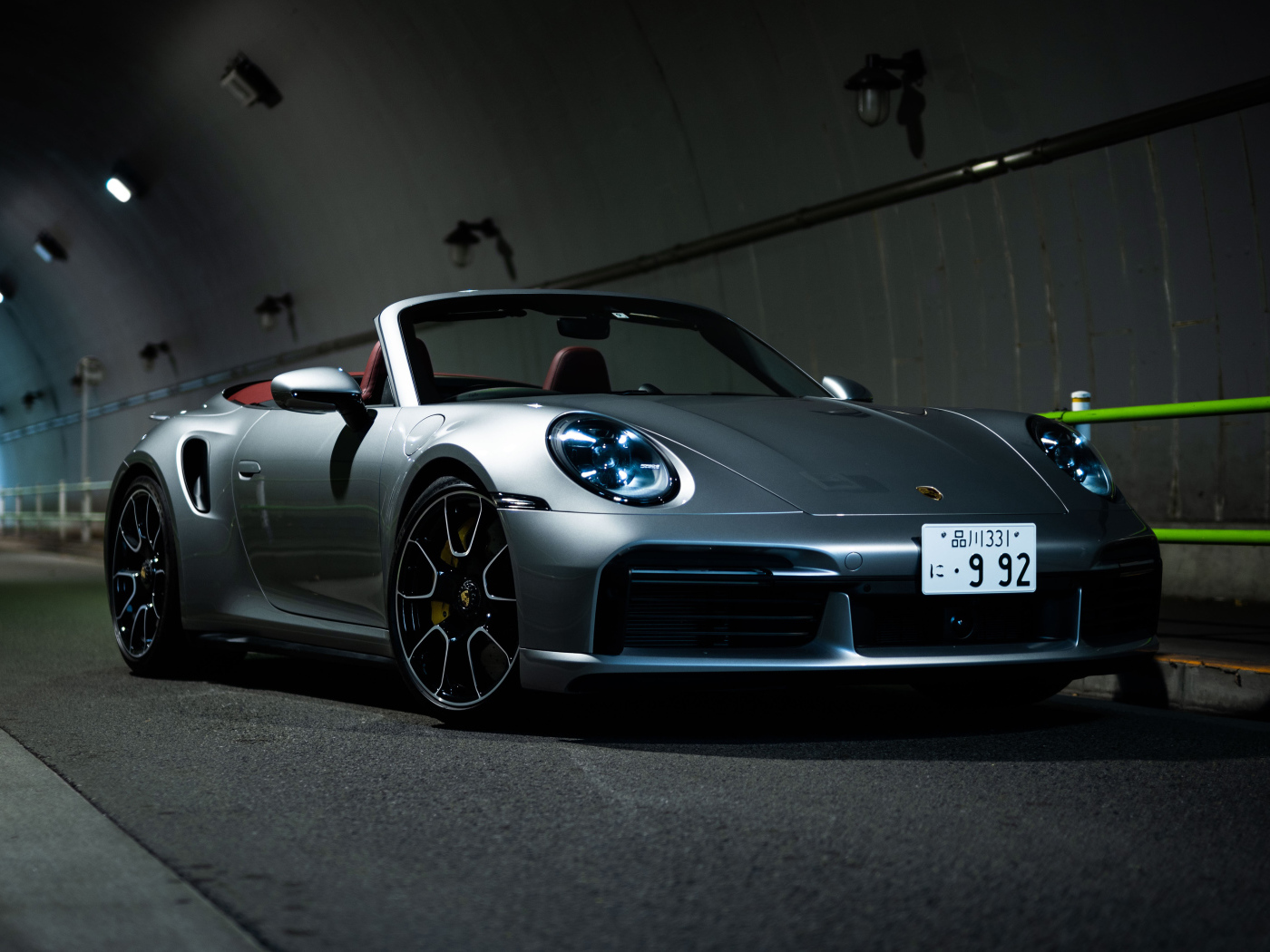 Серебристый Porsche 911 Turbo S Cabriolet 2021 года в тоннеле