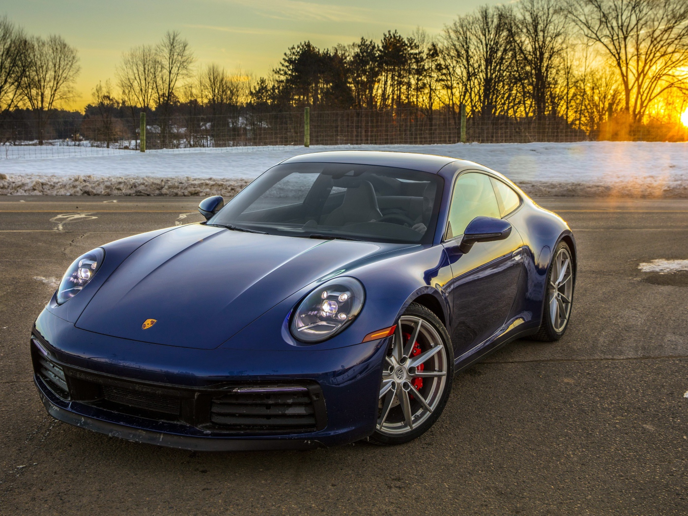 Автомобиль  Porsche 911 Carrera, 2020 года в лучах зимнего солнца