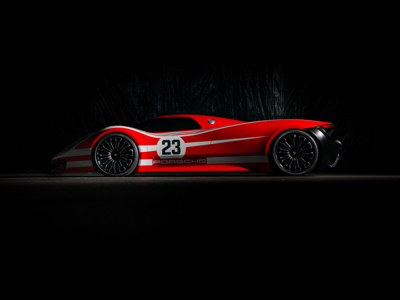 Автомобиль Porsche 917 Living Legend  вид сбоку