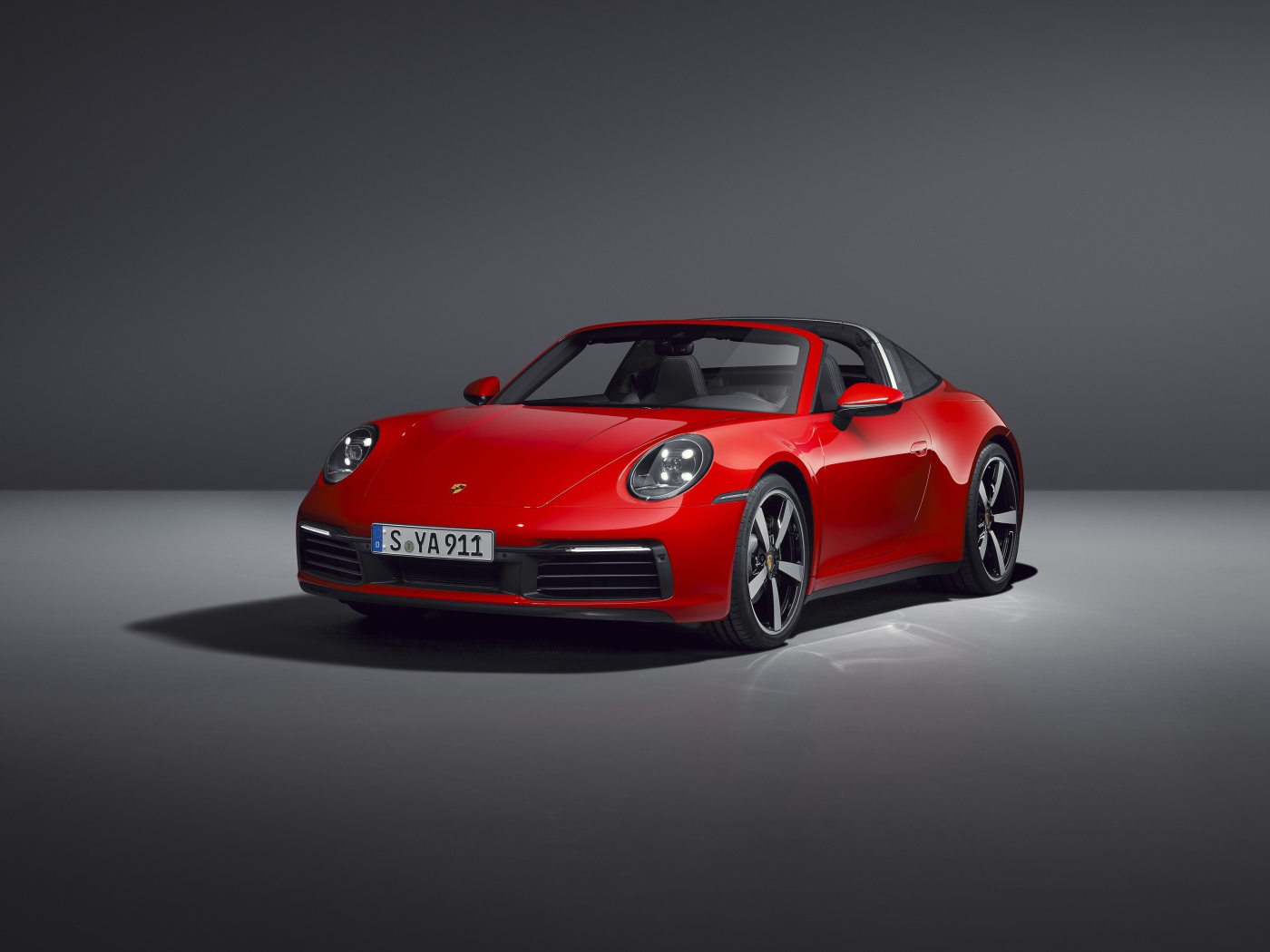 Красный автомобиль Porsche 911 Targa 4 2020 года на сером фоне