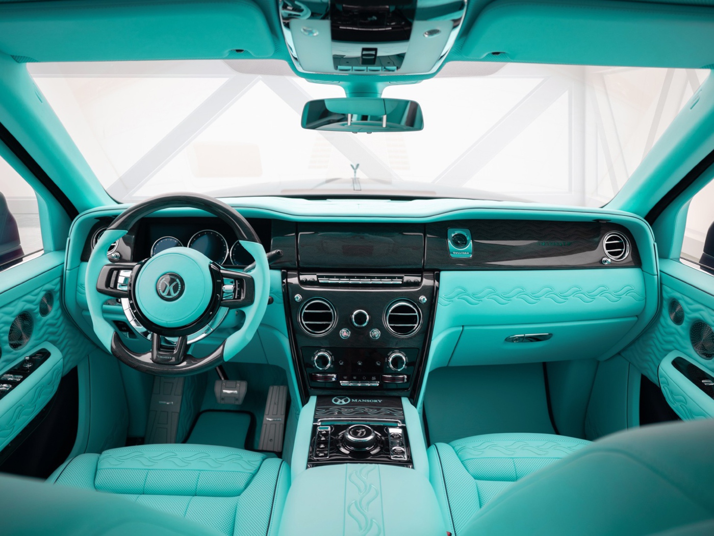 Голубой салон автомобиля Mansory Rolls-Royce Cullinan Coastline 2020 года
