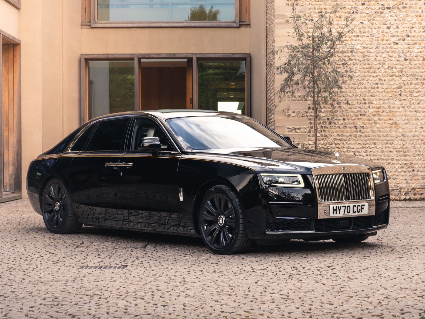 Черный деловой автомобиль Rolls-Royce Ghost EWB 2020 года у дома 