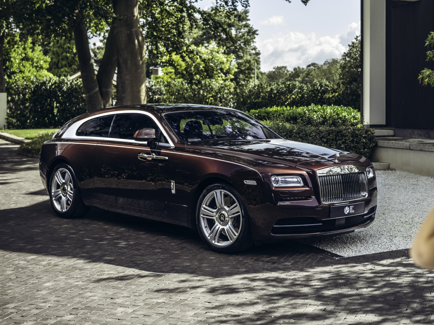 Коричневый автомобиль  Rolls-Royce Wraith Shooting Brake 2020 года в парке