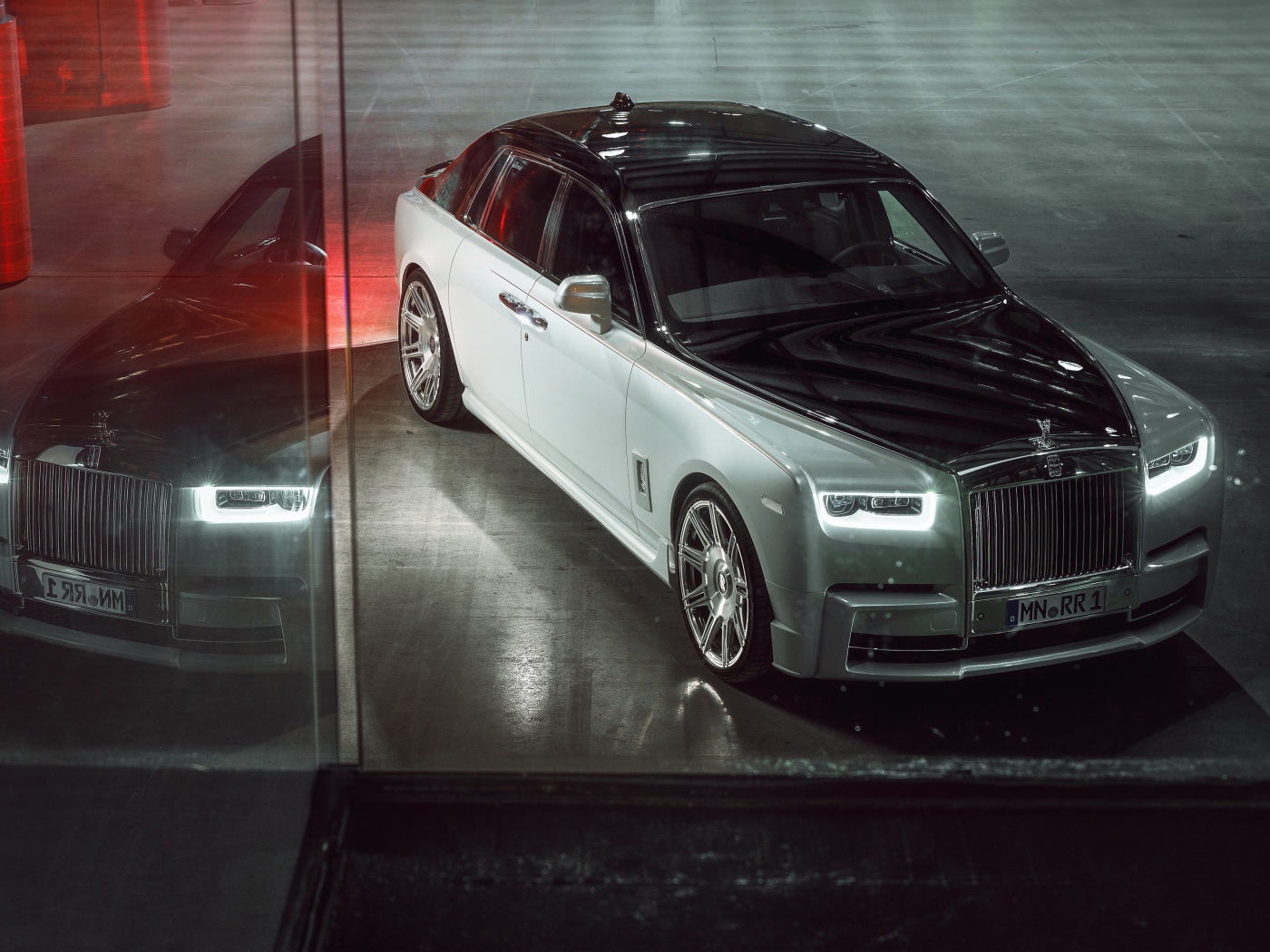Серебристый автомобиль Rolls-Royce Phantom 2019 года