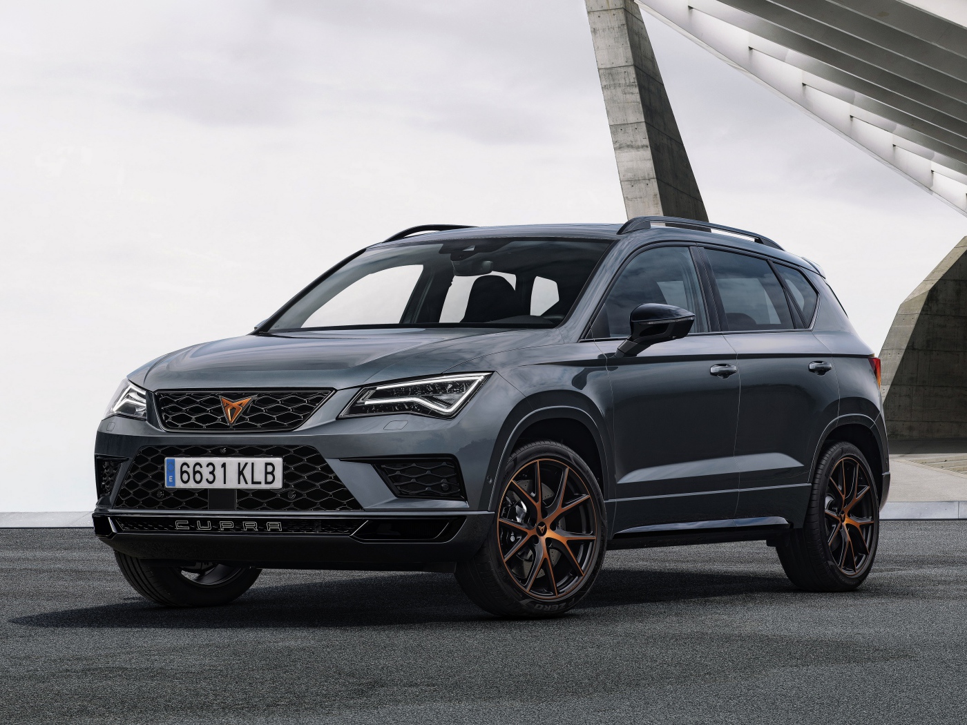 Автомобиль Seat Cupra Ateca у здания