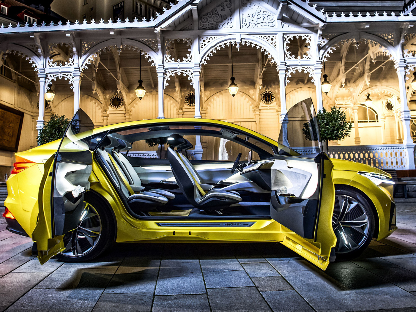 Желтый внедорожник Skoda Vision IV 2019 года на фоне дома