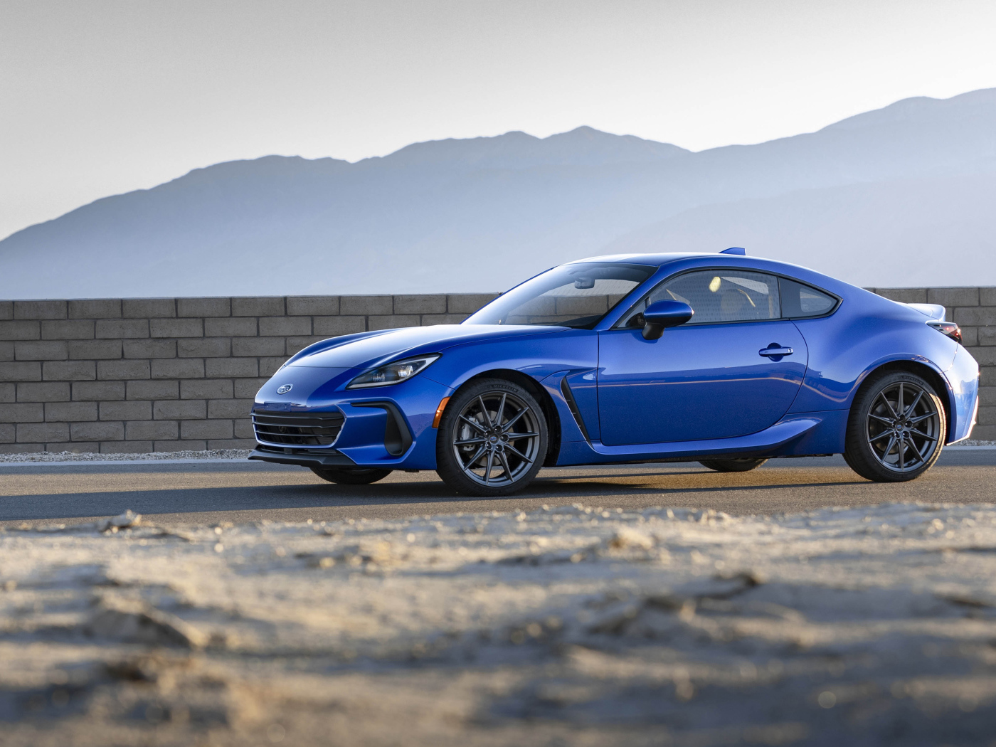 Синий автомобиль Subaru BRZ, 2022 года в лучах солнца