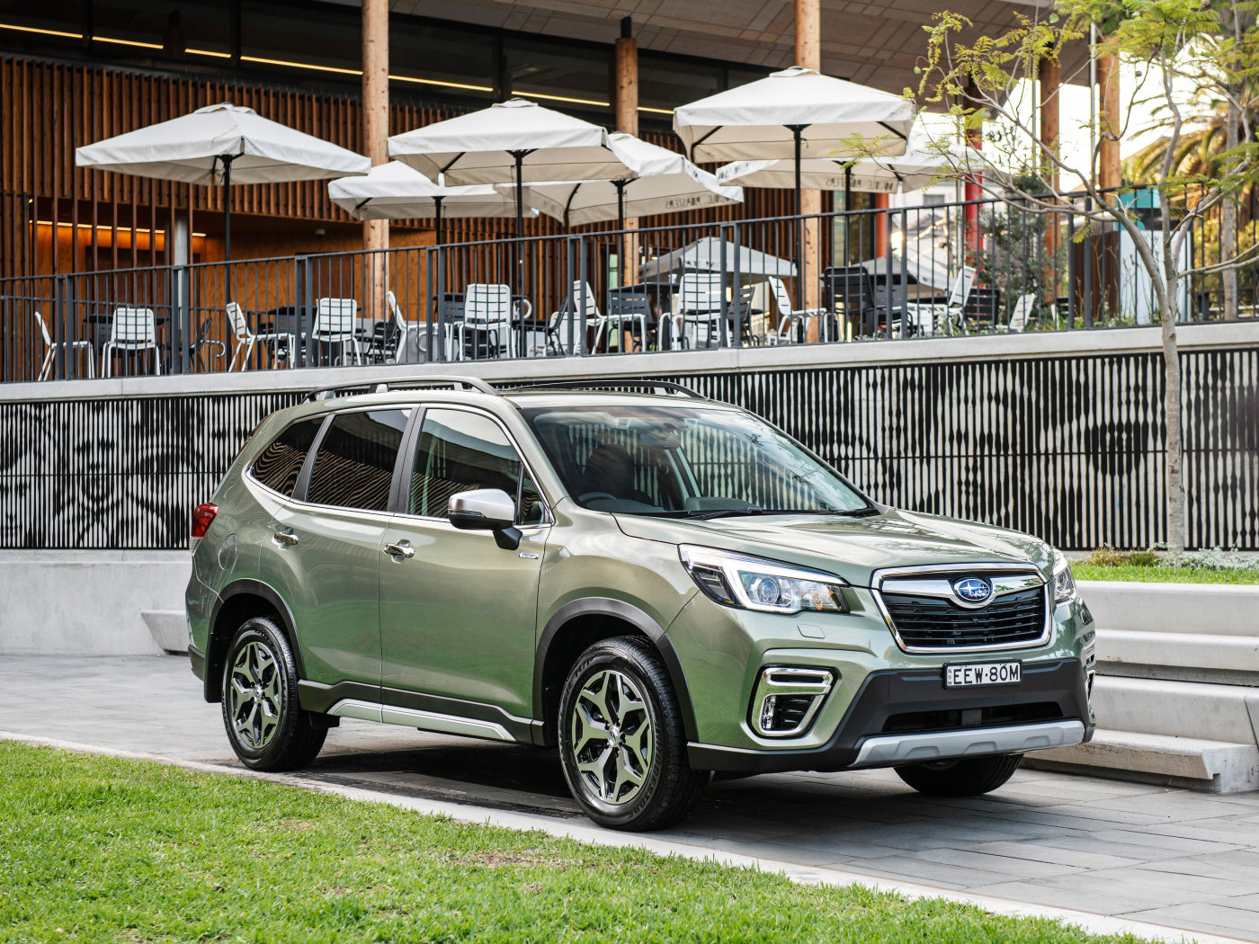 Кроссовер Subaru Forester, 2020 года стоит у кафе