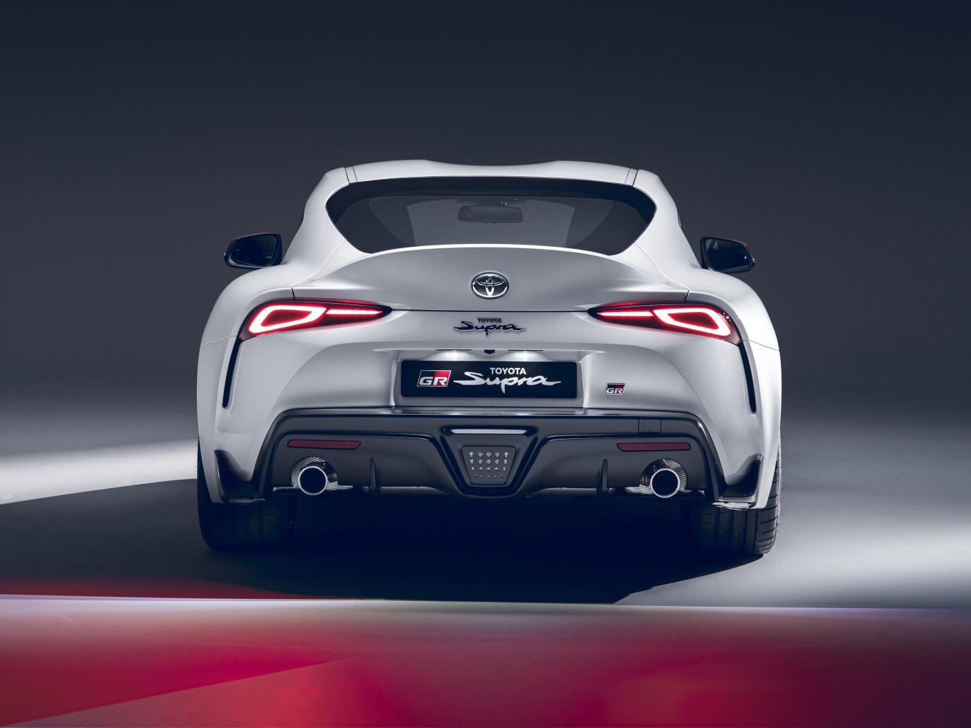 Автомобиль Toyota GR Supra 2L 2020 года вид сзади