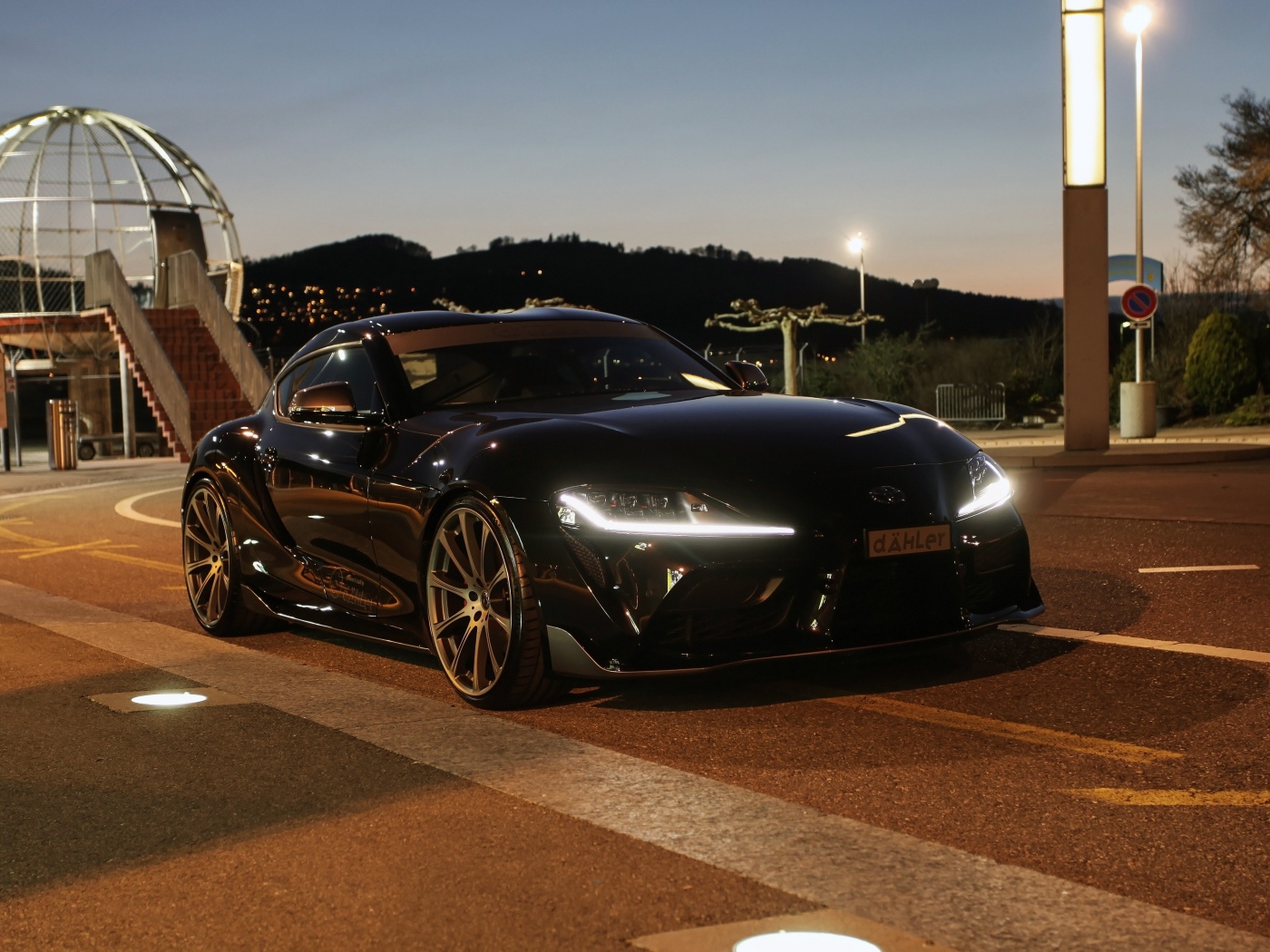 Черный автомобиль Toyota GR Supra 2020 года в парке