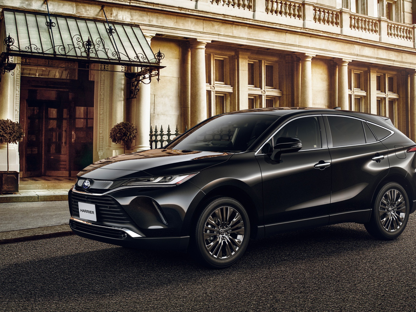 Черный автомобиль Toyota Harrier 2020 года у старого дома