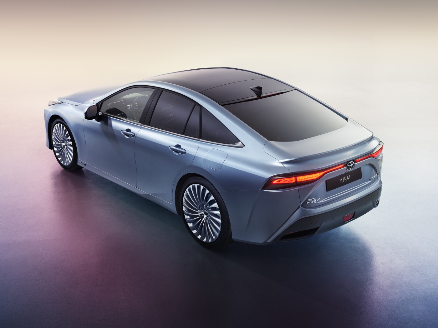 Серебристый автомобиль Toyota Mirai 2020 года вид сзади