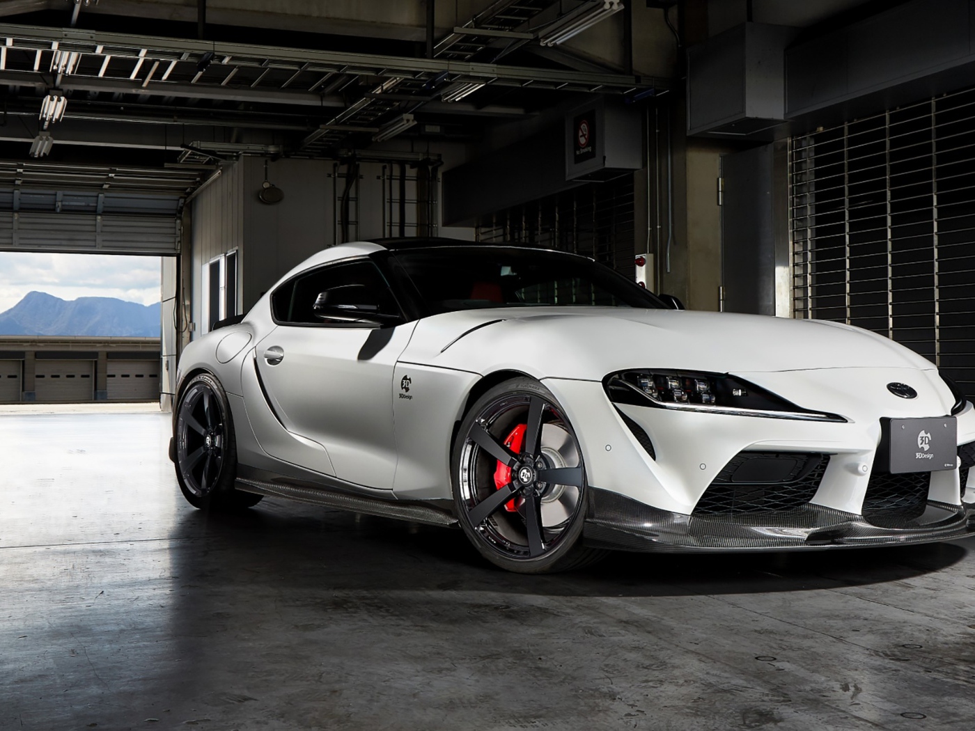 Белый автомобиль  Toyota GR Supra 2020 года в гараже