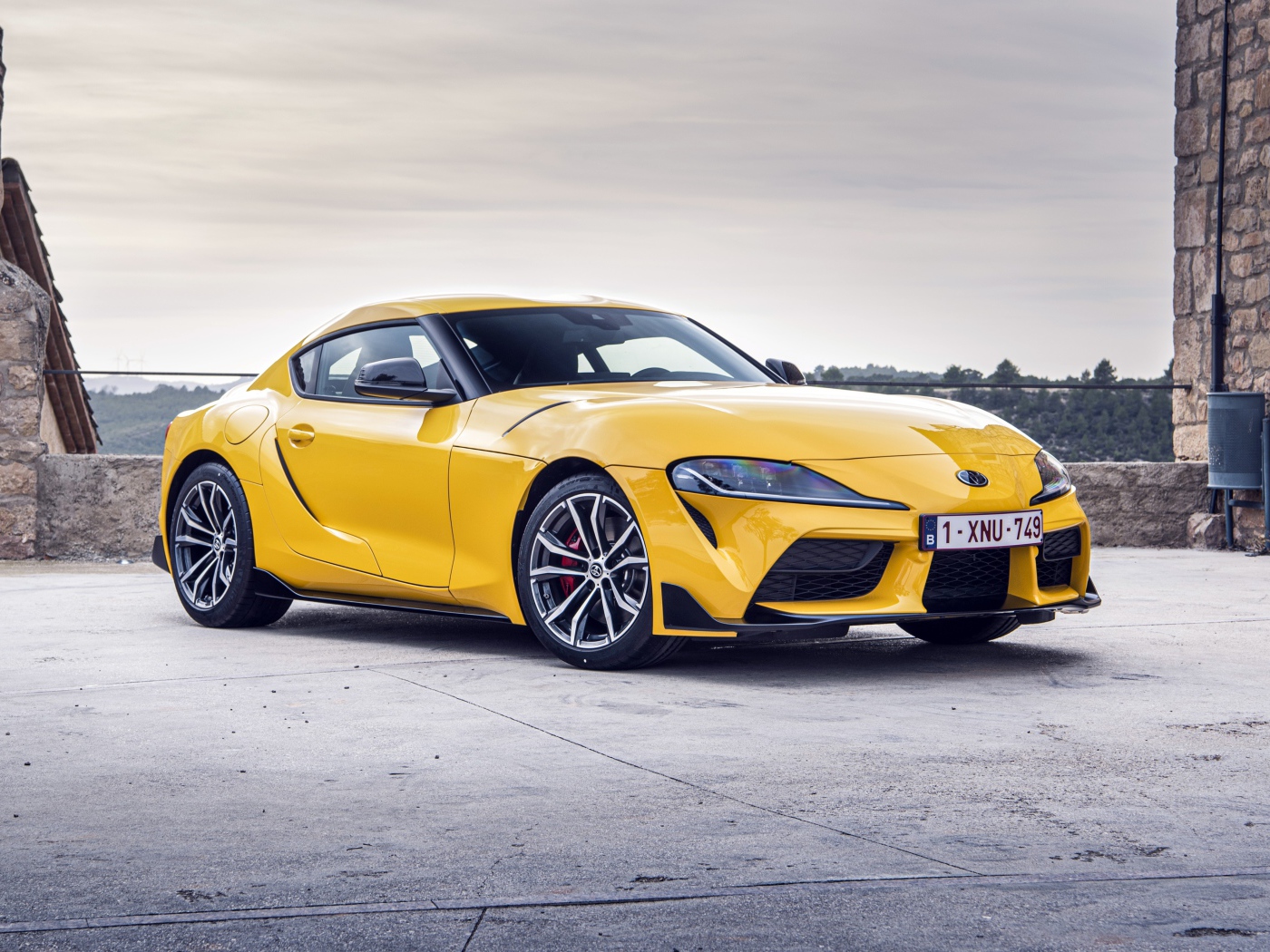 Желтый автомобиль Toyota GR Supra 2 2020 года у здания 
