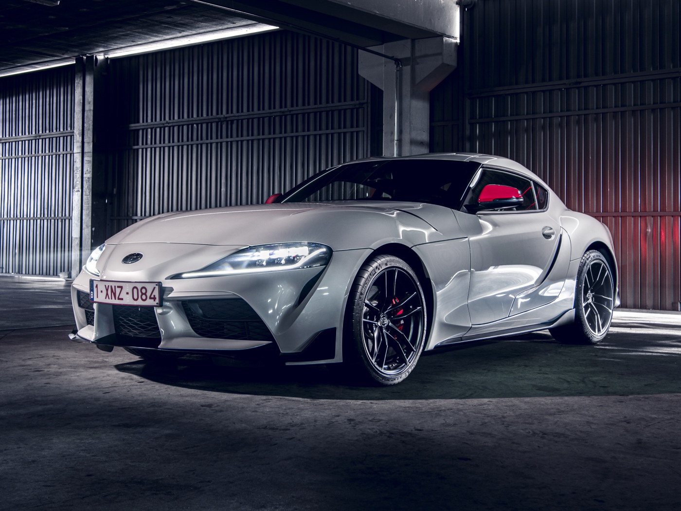 Комфортабельный автомобиль  Toyota GR Supra 2 2020 года на парковке 